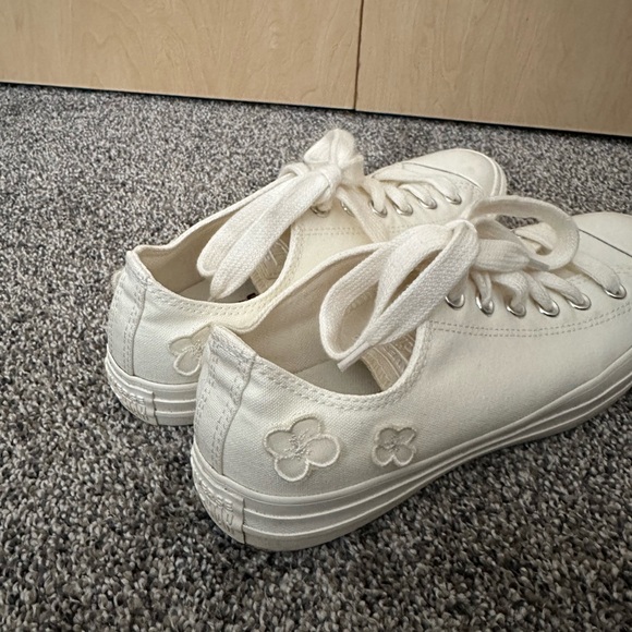 White lace up converse with flower detailing - Picture 3 of 5